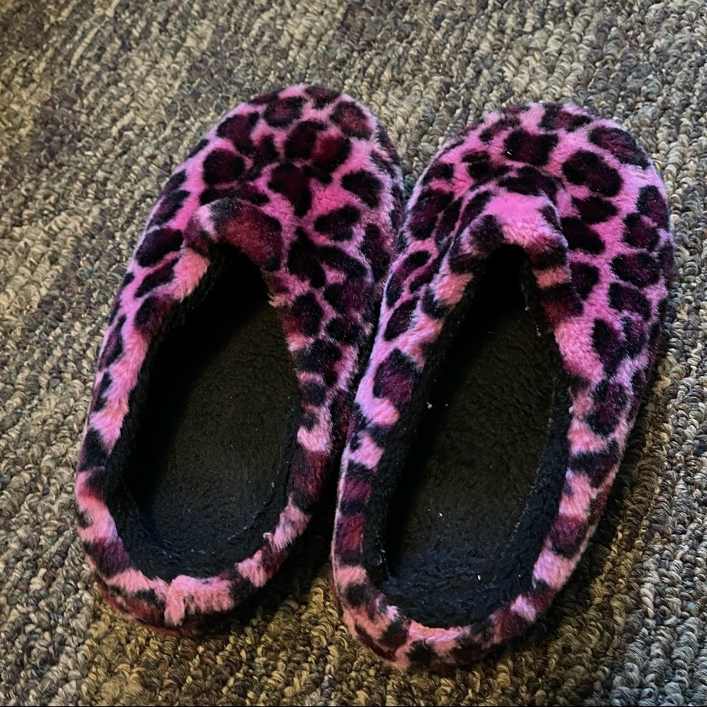 Fuzzy cheetah print slipper